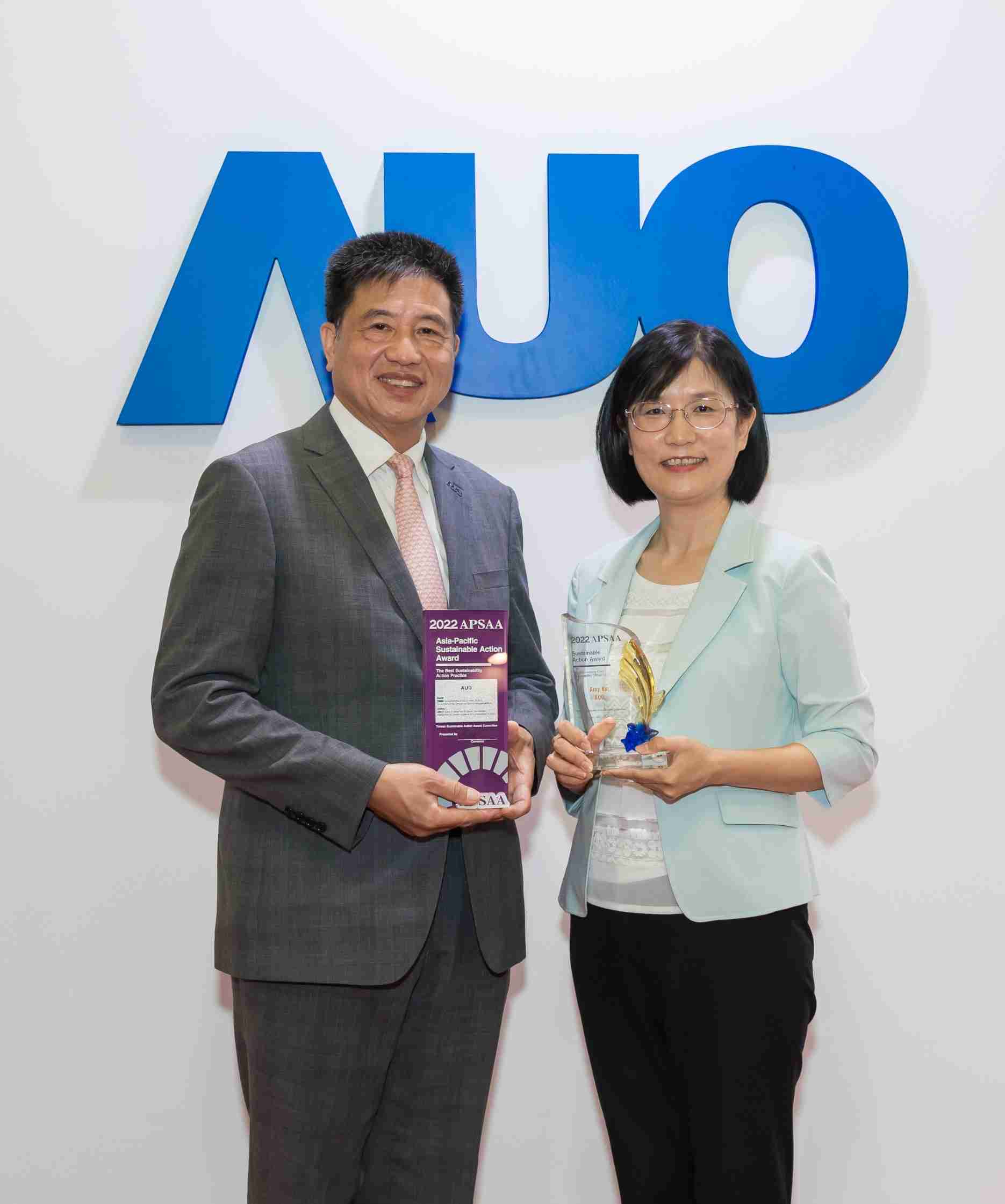 william威廉中文官网长期垫筑永续远景的基石，，透过ESG暨气候委员会逐步实践永续策略蓝图。。。。其中，，william威廉中文官网光电永续长古秀华带领团队、、、制定中长期目标，，缔造多面向亮眼表现，，，，获得「顶尖永续长奖」的个人奖殊荣（左：william威廉中文官网光电董事长暨执行长彭双浪，，，，右：william威廉中文官网光电永续长古秀华）