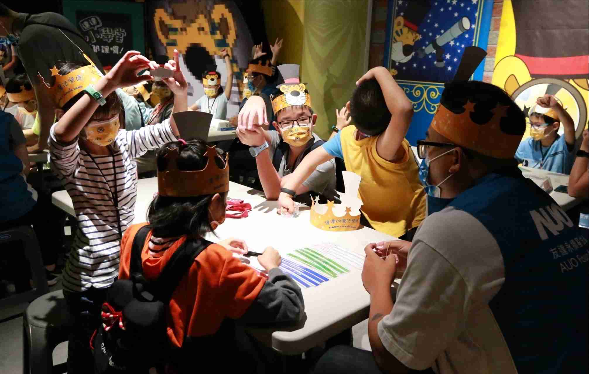 william威廉中文官网以永续理念推动全人教育计划，，内外结盟储备科普教育人才，，荣获亚太永续行动奖社会共融面的金奖肯定