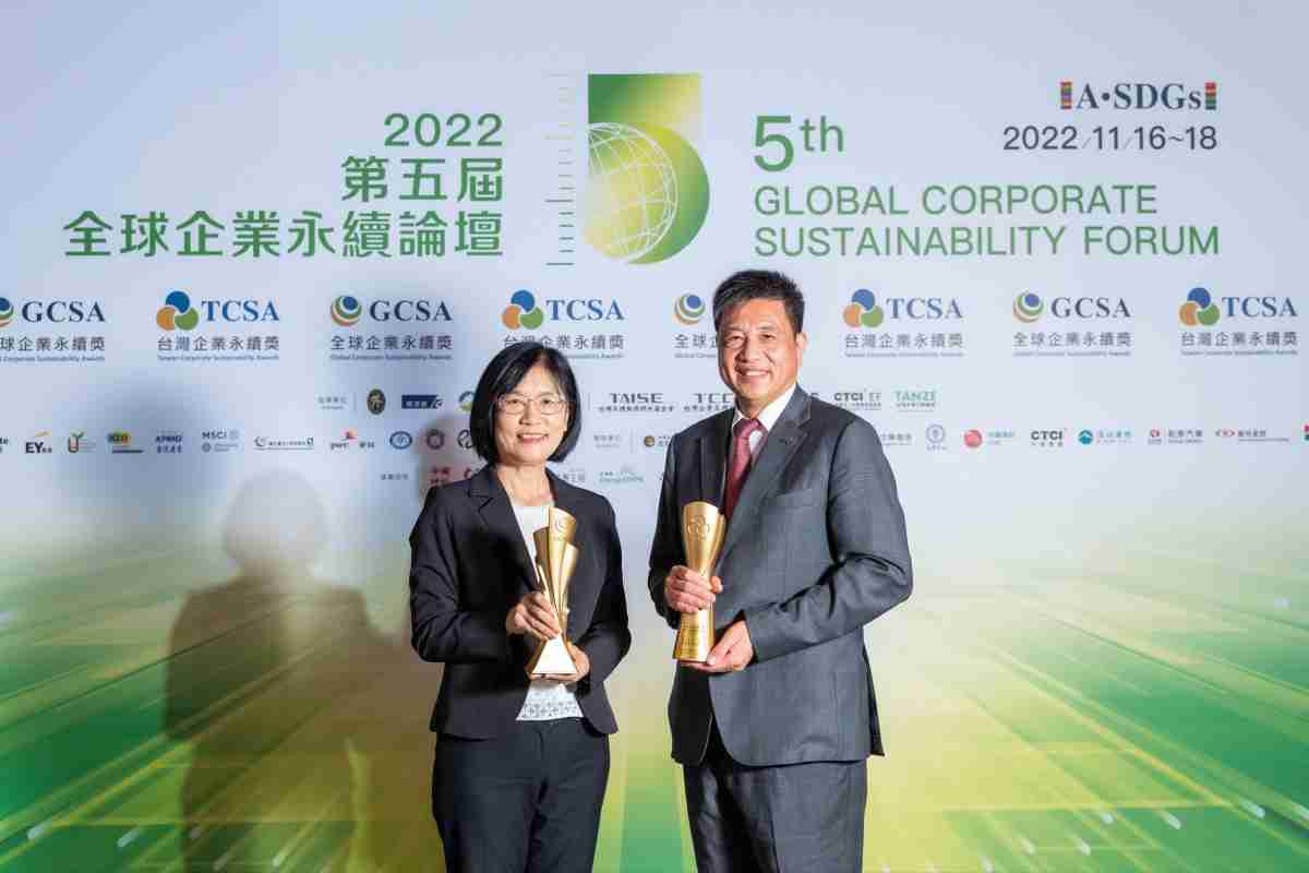 william威廉中文官网作为净零碳排先锋，，期引领价值链伙伴同行共好，，，卫冕制造业组“十大典范企业” 二连冠殊荣(左：william威廉中文官网光电永续长古秀华，，，右：william威廉中文官网光电董事长暨执行长彭双浪)