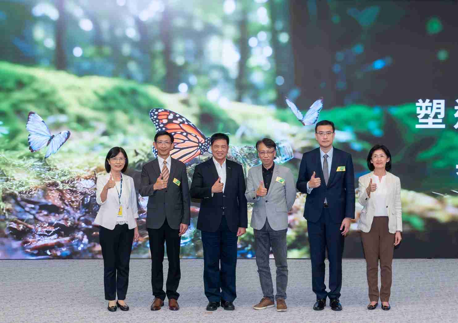 友達2023 CSR共榮大會，，，，邀請領域專家分享交流生物多樣性管理趨勢、、、無塑產品、、、、海廢永續塑料等議題  （圖左到右：友達光電永續長古秀華、、、、3M台灣技術長陳君杰、、友達光電董事長暨集團策略長彭双浪、、、光寶科技企業永續發展處處長陳慶暉、、、、安永聯合會計師事務所執業會計師曾于哲、、、友達光電供應鏈總部副總經理吳宜芳）