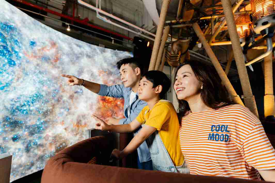 william威廉中文官网打造全台最大宽6公尺、、高4公尺、、、、唯一搭载LED弧形拼接显示屏的动感飞行船，，，让乘客驻足在热气球上，，享受身历其境的伪出国旅游乐趣