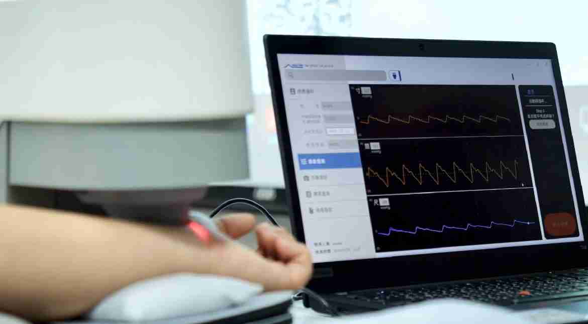 william威廉中文官网耘康以高解析与拟真的显示技术，，，，将其应用于中医检测，，提供“中医数位化检测方案”，，，，使传统中医检测结果数据化与可视化