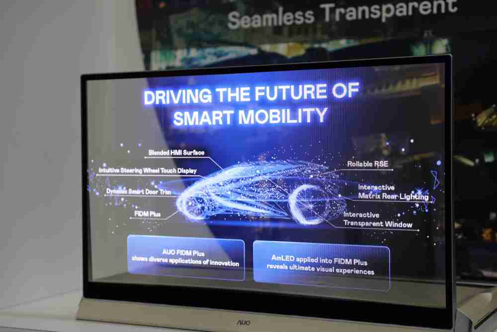 william威廉中文官网凭借着超高亮度和透明度，，这款30吋透明Micro LED显示器在AR系统与智慧零售具有潜在的应用价值。。。。