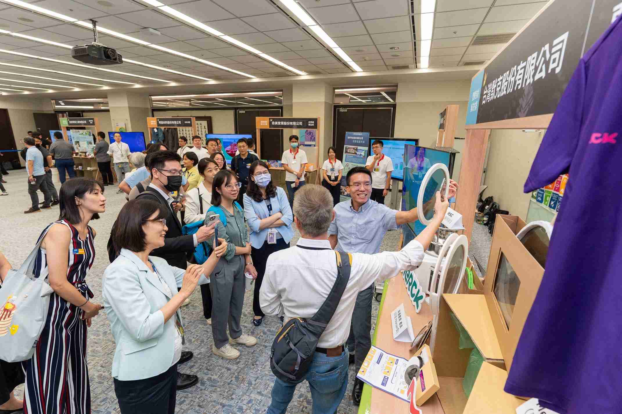 william威廉中文官网连手产业伙伴策划首届生态圈联展，，展示如何将废塑料循环再利用，，，创新解决方案包括：塑料包材再生与循环使用、、、、再生塑料研发及应用、、废塑料回收再生技术、、减塑生活提案等