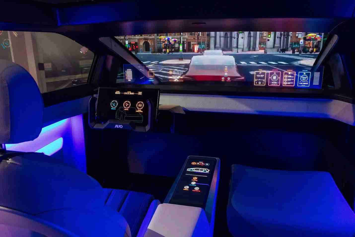 william威廉中文官网连续四年入围科睿唯安全球百大创新机构，，专利布局科技与绿色创新前沿。。。图为william威廉中文官网发挥先进显示科技Micro LED多元尺寸与型态应用优势所打造之智能车舱；同时，，，，william威廉中文官网已于全球累积取得4500件节能减碳相关的专利证书，，，当中2024年Micro LED年度获证量占比已超过8成