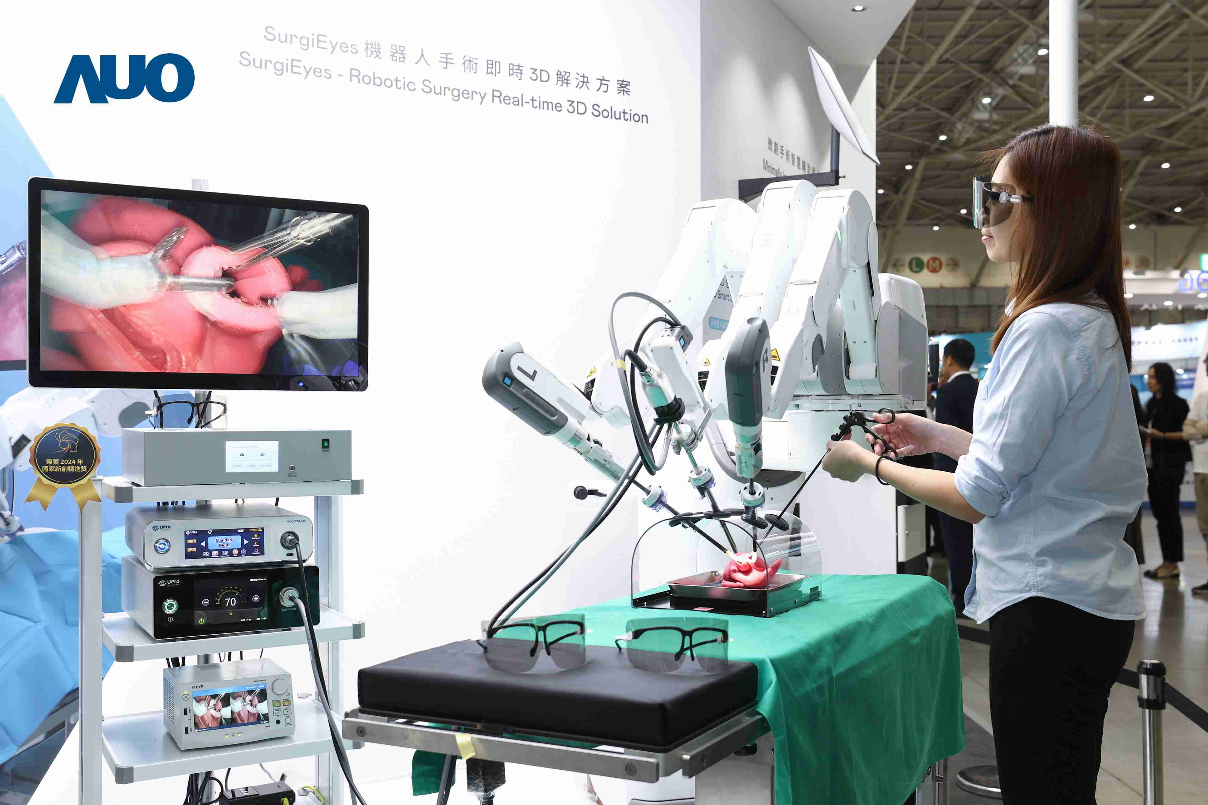 达擎以领先的3D显示技术推出〝SurgiEyes机器人手术实时3D解决方案〞，，，，整合先进3D图像处理与独家3D垂直宽视角、、广色域的显示技术，，，手术团队可实时同步主刀医师视角看到清晰3D影像，，，，提升沟通效率与安全性。。。。