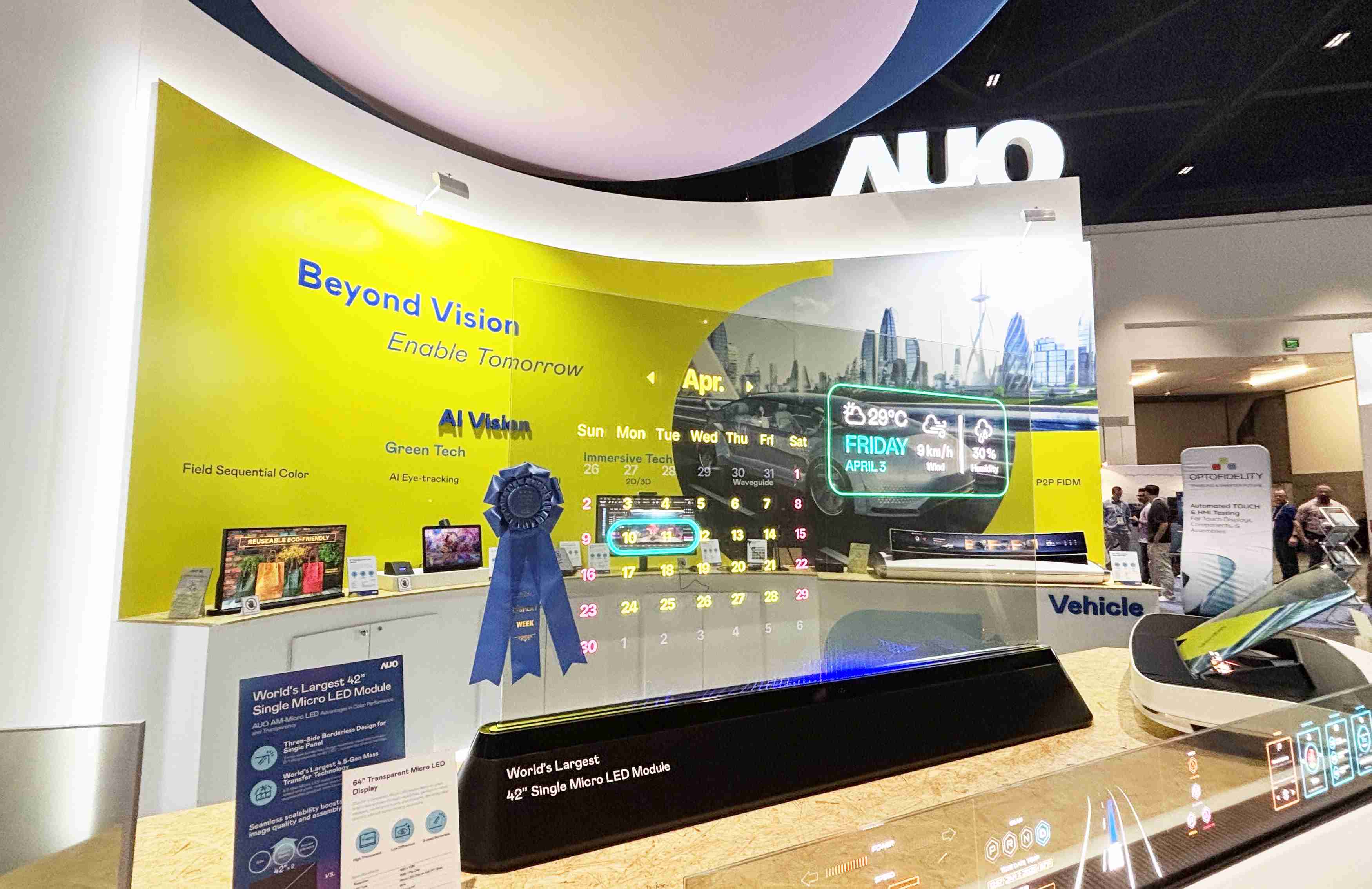 william威廉中文官网64吋透明Micro LED显示器获〝最佳Micro LED技术应用奖〞，，，，其绝妙的透明穿透特性，，，，同时具备1,000 nits的高亮度表现，，并透过精细的无缝拼接延伸，，，，可依需求灵活应用于多元场域，，展现出Micro LED显示技术划时空的无限潜力